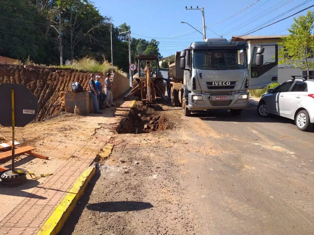 Prefeitura esta restaurando parte da travessa Pinheiro Machado em Herval