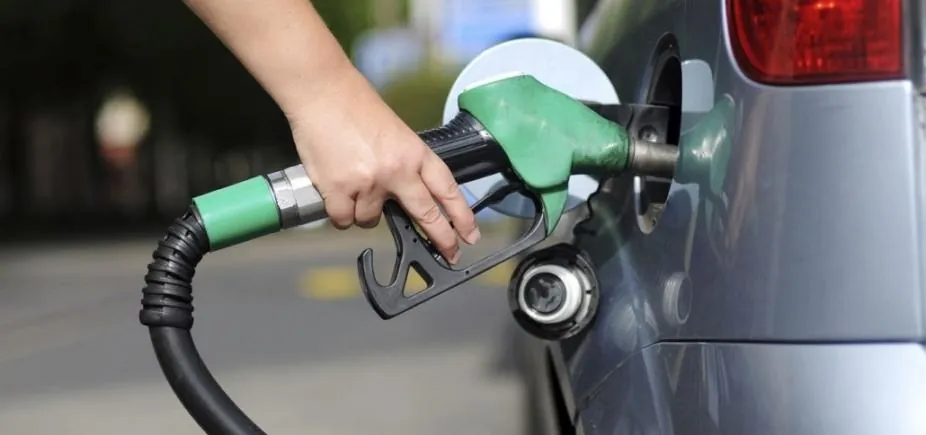 Petrobras anuncia redução do preço da gasolina em 3% para distribuidoras a partir desta quarta-feira(15)