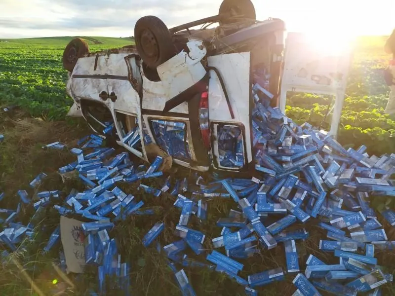Motorista morre ao capotar veículo carregado com cigarros