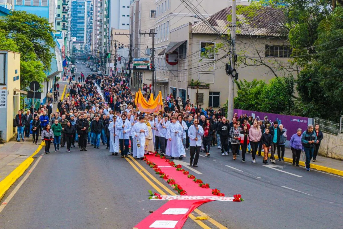 Milhares de pessoas participam da Celebração de Corpus Christi em Joaçaba