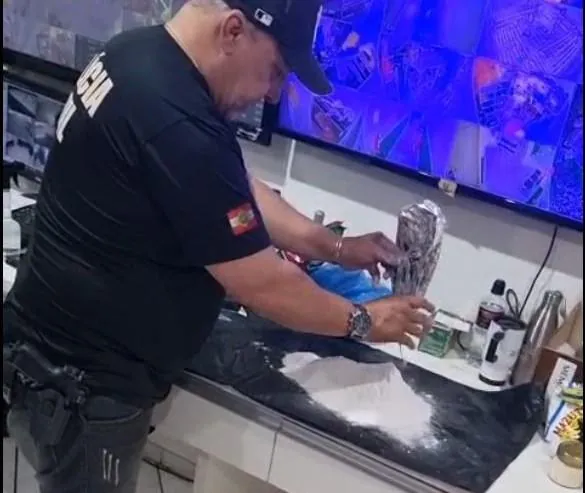 Operação policial prende três pessoas e apreende encomenda com mais de 1Kg de Cocaína em Herval d’Oeste