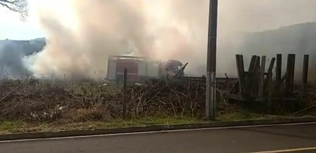 Carro pega fogo em Luzerna