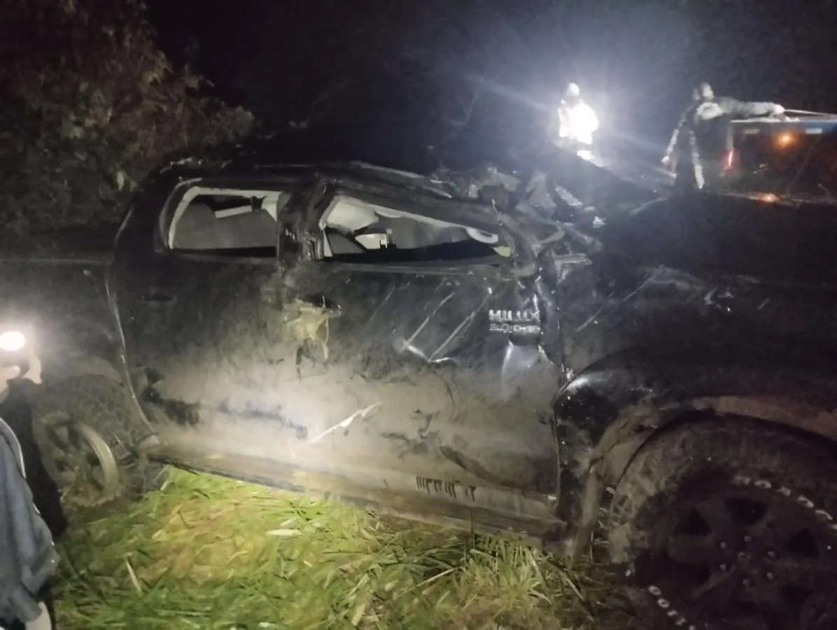 Veículo paraguaio capota em rodovia de Luzerna