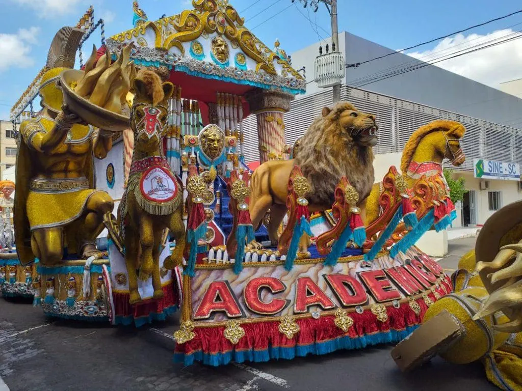 Carros alegóricos já estão próximos da avenida do samba