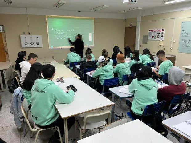 Mais 100 kits com lousas digitais e projetores são entregues em projeto que vai equipar todas salas de Ensino Médio de SC