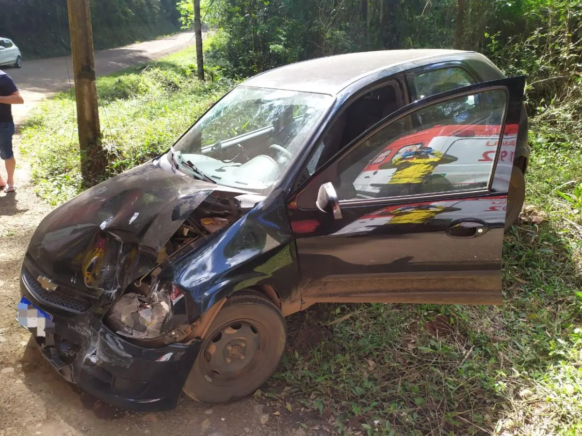 Mulher fica ferida após colisão entre carro e caminhão no interior de Luzerna