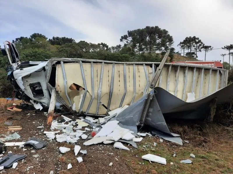 Motorista fica preso às ferragens após caminhão de Herval tombar na Serra