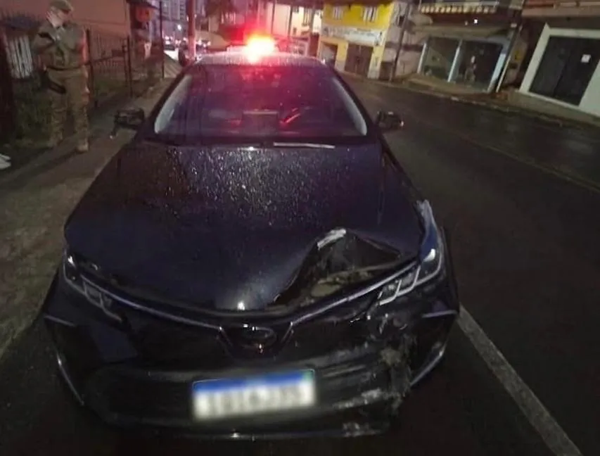 Homem é preso após colidir carro contra poste e resistir à abordagem em Joaçaba