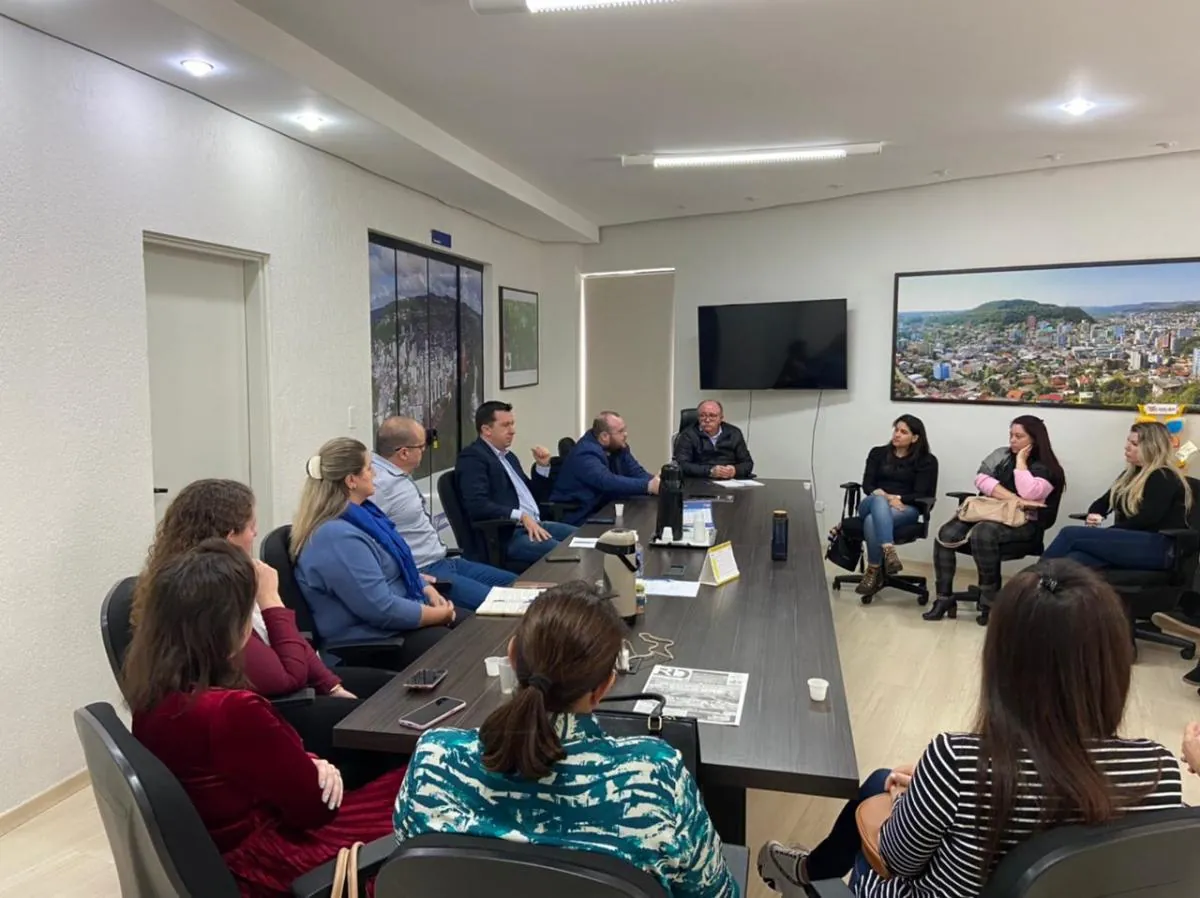 Administração Municipal de Joaçaba realiza reunião com diretores escolares
