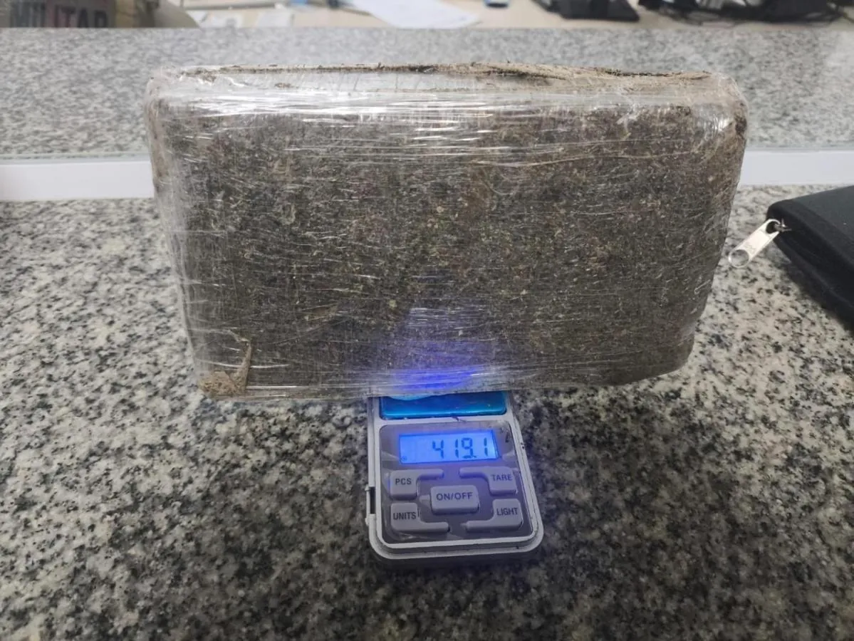 Mulher arremessa maconha na viatura da PM e pede para ser presa em Herval d’Oeste