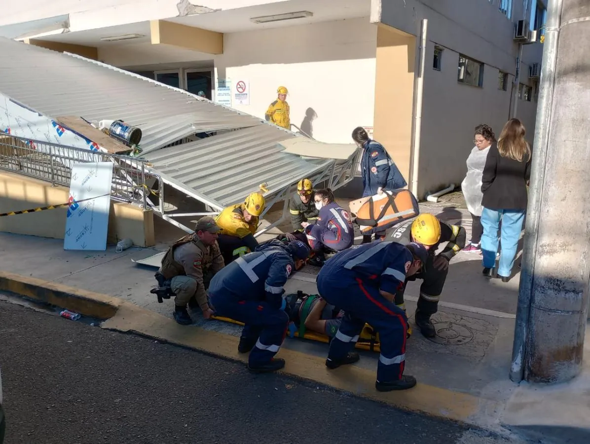 Urgente: Telhado do AMU cai e deixa feridos em Joaçaba