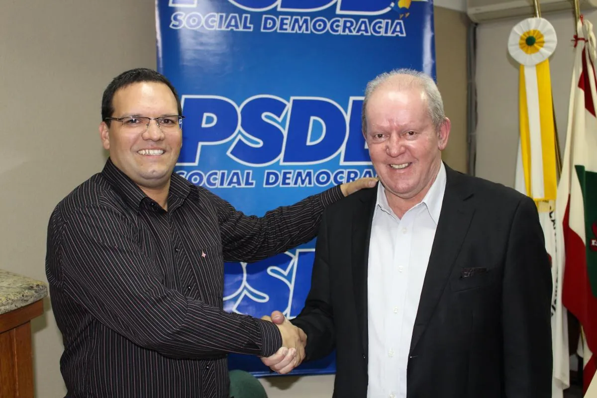 Vereador eleito Ronaldo Lourenço da Rosa (E) e o presidente do PSDB Estadual Marcos Vieira (D)