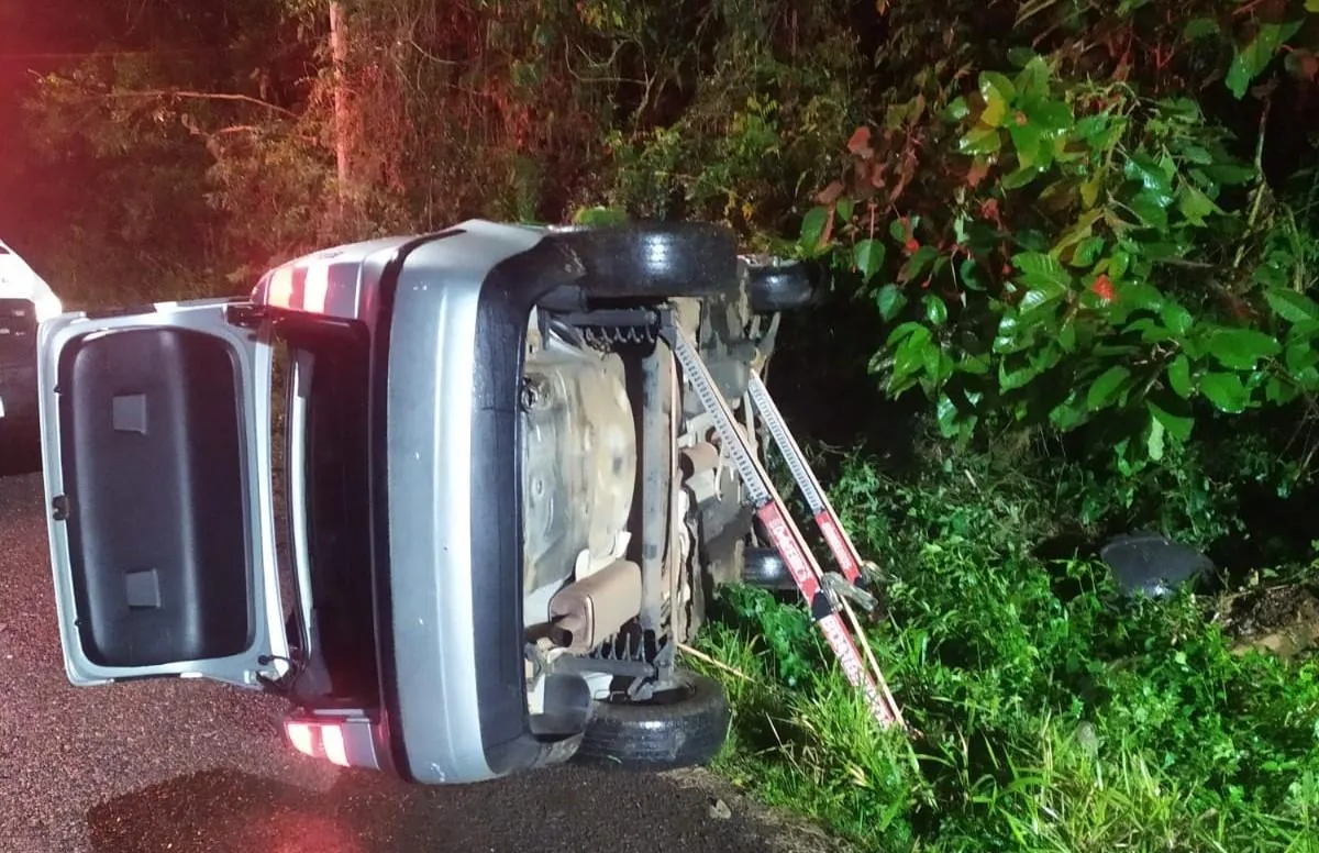Idoso fica preso em carro após colidir contra barranco e tombar veículo sobre a pista em Herval d’Oeste
