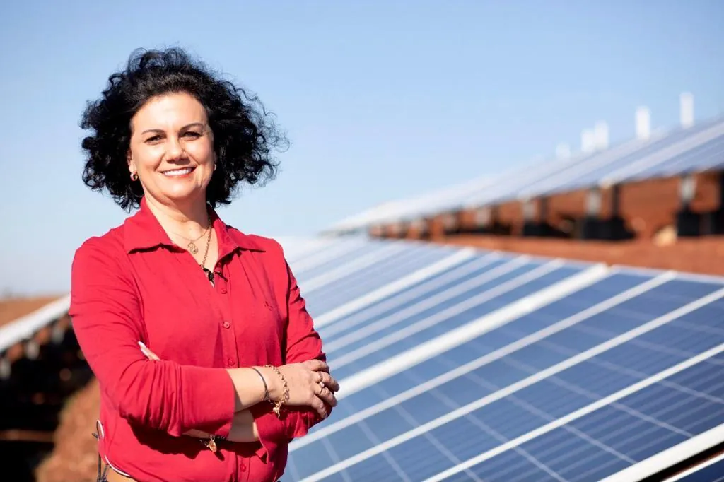 BRF SUPERA MARCA DE 100 GRANJAS DE PRODUTORES  INTEGRADOS PRODUZINDO ENERGIA COM PAINÉIS SOLARES