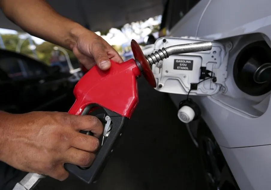 Brasília – Postos de combustíveis ajustam os preços e repassam para o consumidor o aumento da alíquota do PIS e Cofins pelo litro da gasolina(Marcelo Camargo/Agência Brasil)