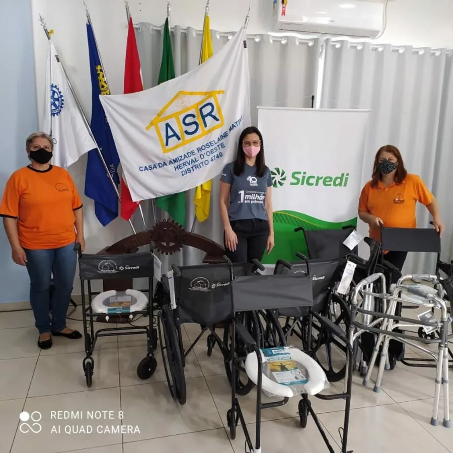 Casa da Amizade Roselaine Matevi de Herval D’Oeste recebe doação de recursos financeiros do Banco Sicredi para aquisição de equipamentos ortopédicos