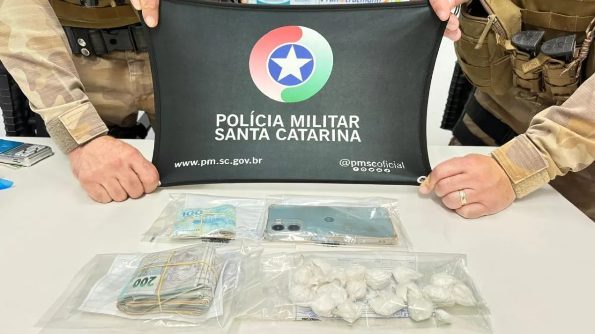 PM prende homem e apreende drogas e dinheiro na residência de acusado de tráfico
