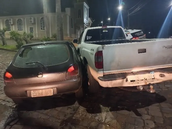 Carro furtado é recuperado e três homens são presos após perseguição em Herval d’Oeste