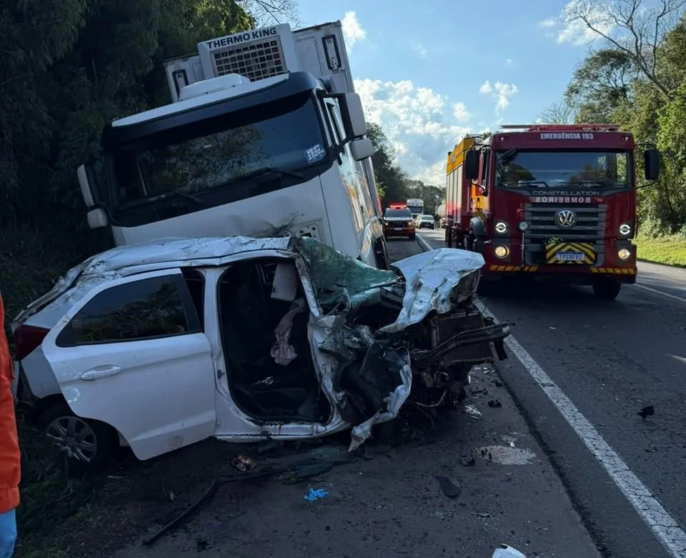 Passageiro fica preso às ferragens após colisão entre carro e carretas na BR-282, em Joaçaba