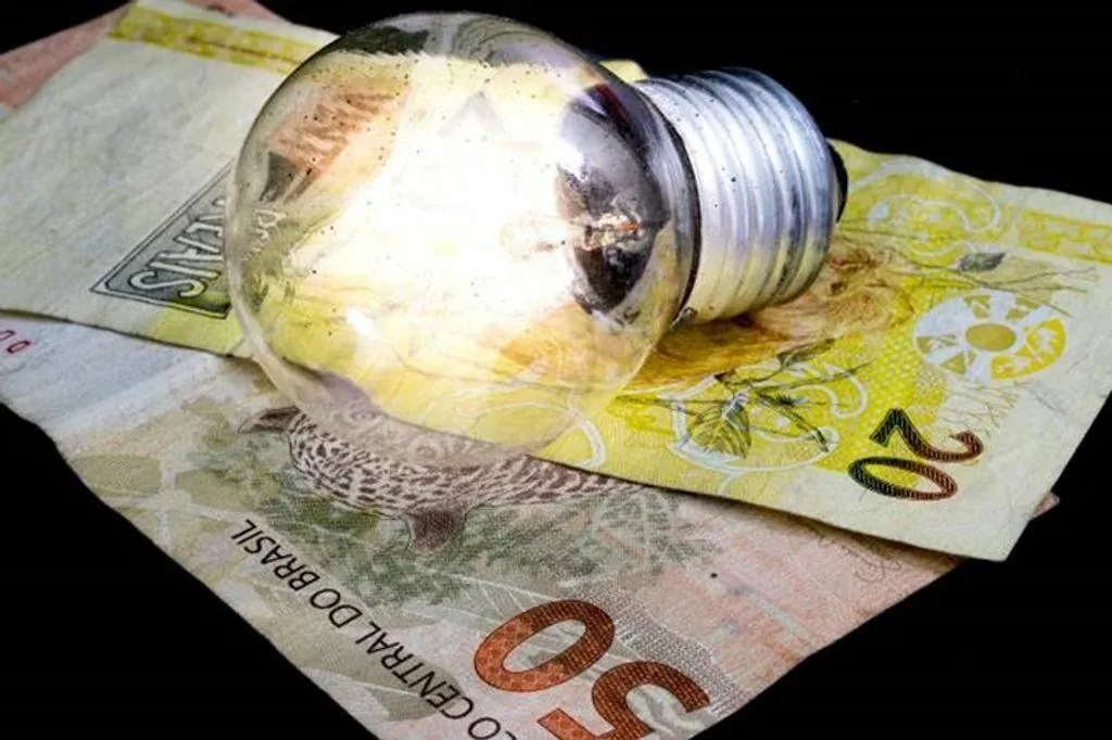 Conta de Luz ficará mais cara após retorno da bandeira tarifária