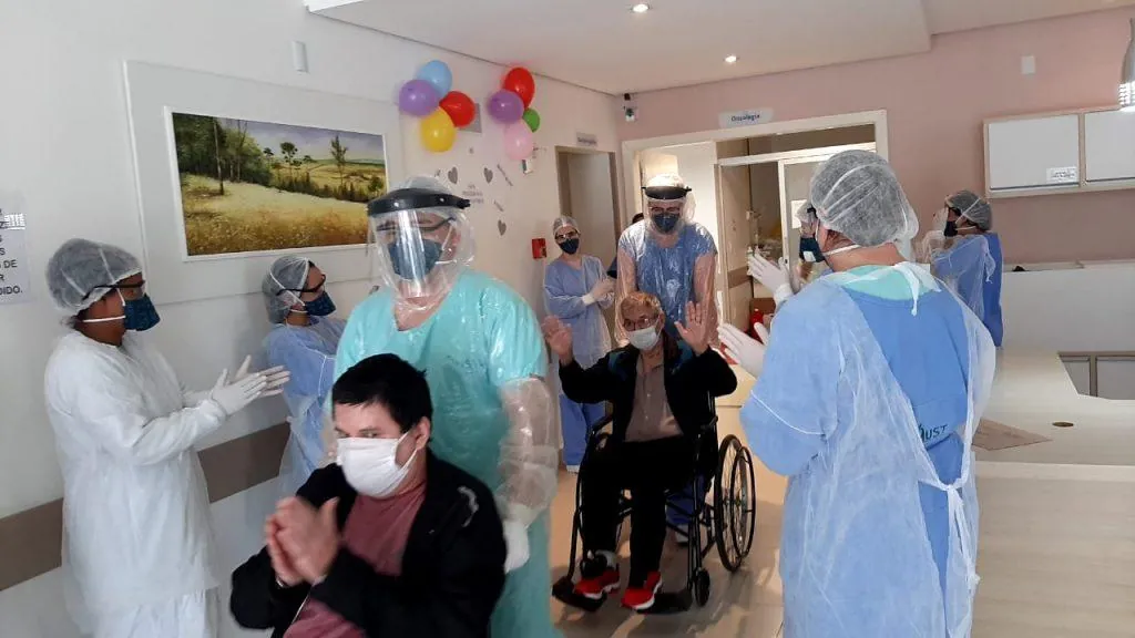 Pai e Filho Hervalenses que estavam internados com Covid-19 no Hust recebem alta hospitalar