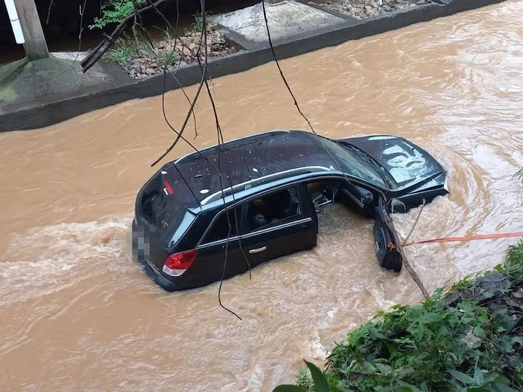 Carro despenca no Rio do Tigre após saída de pista em Joaçaba