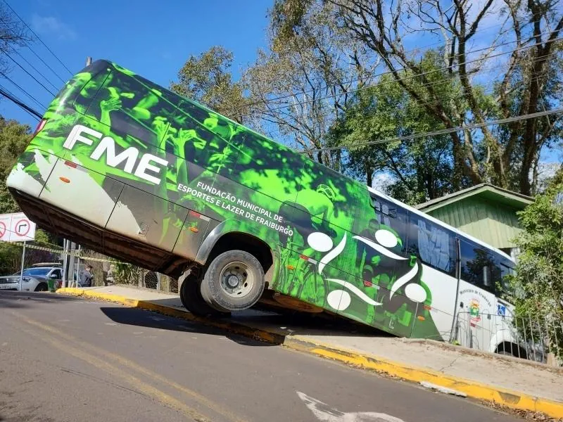 Ônibus atinge residência em Joaçaba ao fazer manobra