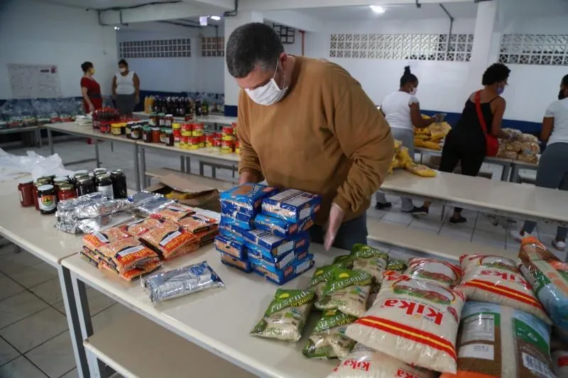Educação inicia a entrega de kits de alimentos para alunos