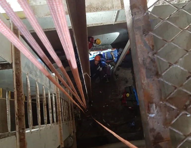 Trabalhador é resgatado pelos Bombeiros após cair em fosso de elevador