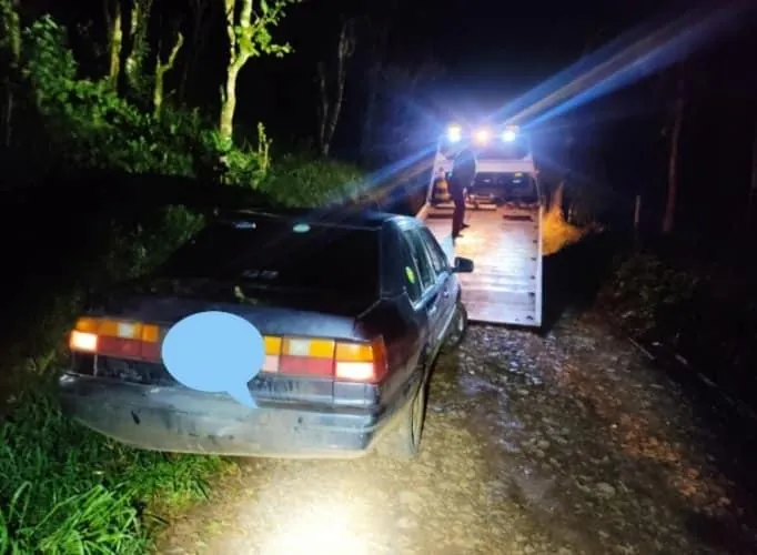 Suspeito de estar armado fura barreira policial, abandona veículo e foge para a mata em Luzerna