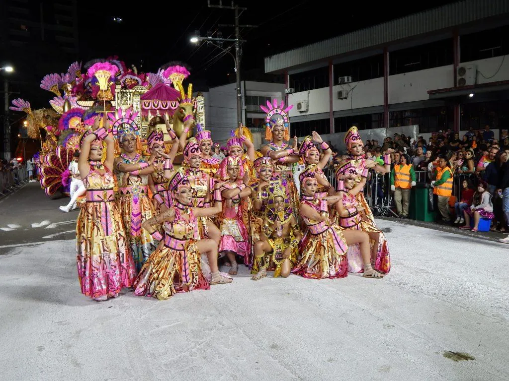 Saudando o deus Baco, Unidos do Herval abre o desfile com o enredo Balacobaco