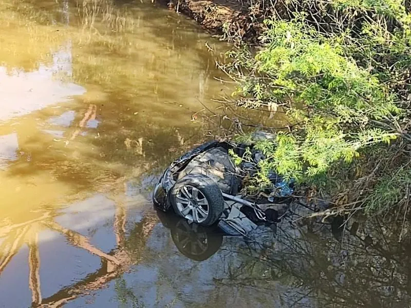 Carro com quatro crianças cai em rio após motorista fugir de blitz