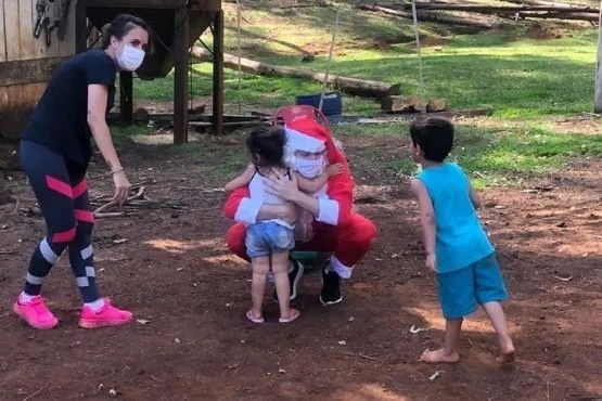 Juiz vira Papai Noel para alegrar crianças em abrigo