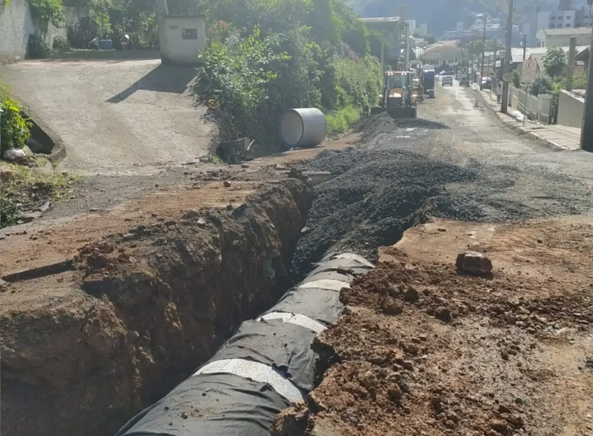 Obra de R$ 3,3 milhões busca resolver problema histórico de drenagem na Rua Santa Catarina em Herval d’Oeste