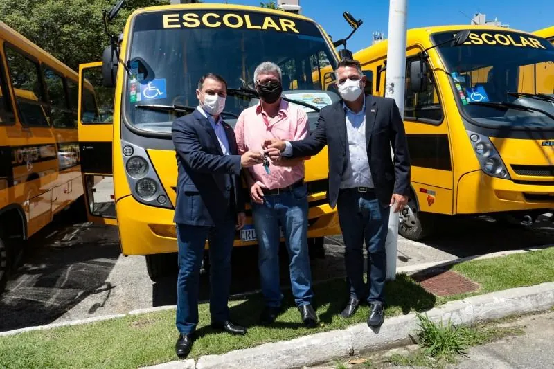 Governo do Estado entrega 28 ônibus do transporte escolar