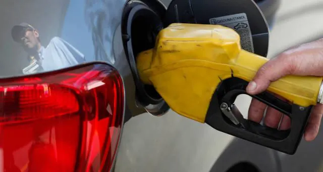 Petrobras anuncia alta de 5% para gasolina nas refinarias a partir desta quarta-feira