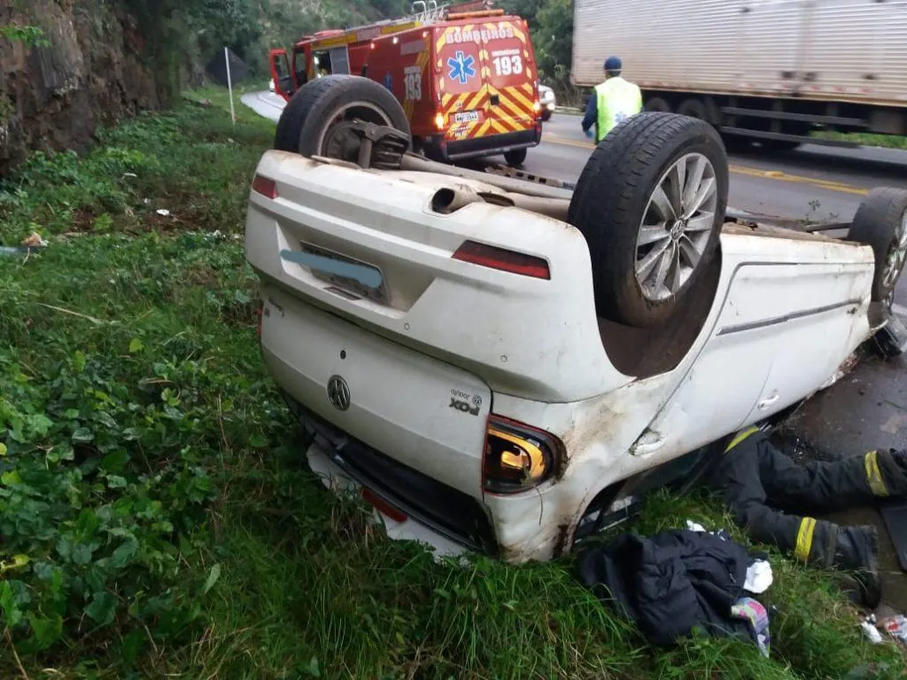 Veículo capota na BR-282 em Herval d’Oeste