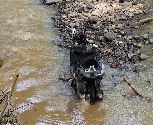 Motoneta arrastada pela enchente é encontrada dentro do Rio Tigre em Joaçaba