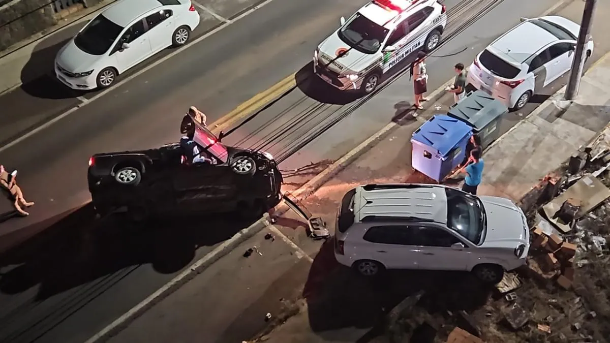 Motorista embriagado colide em carro estacionado em Joaçaba