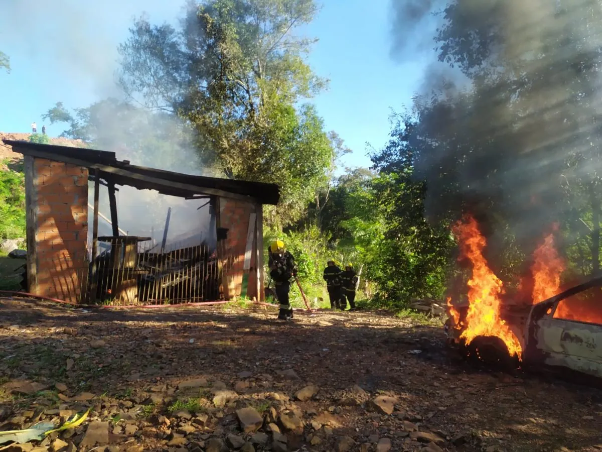 Casa e dois carros são destruídos por incêndio no interior de Herval d’Oeste
