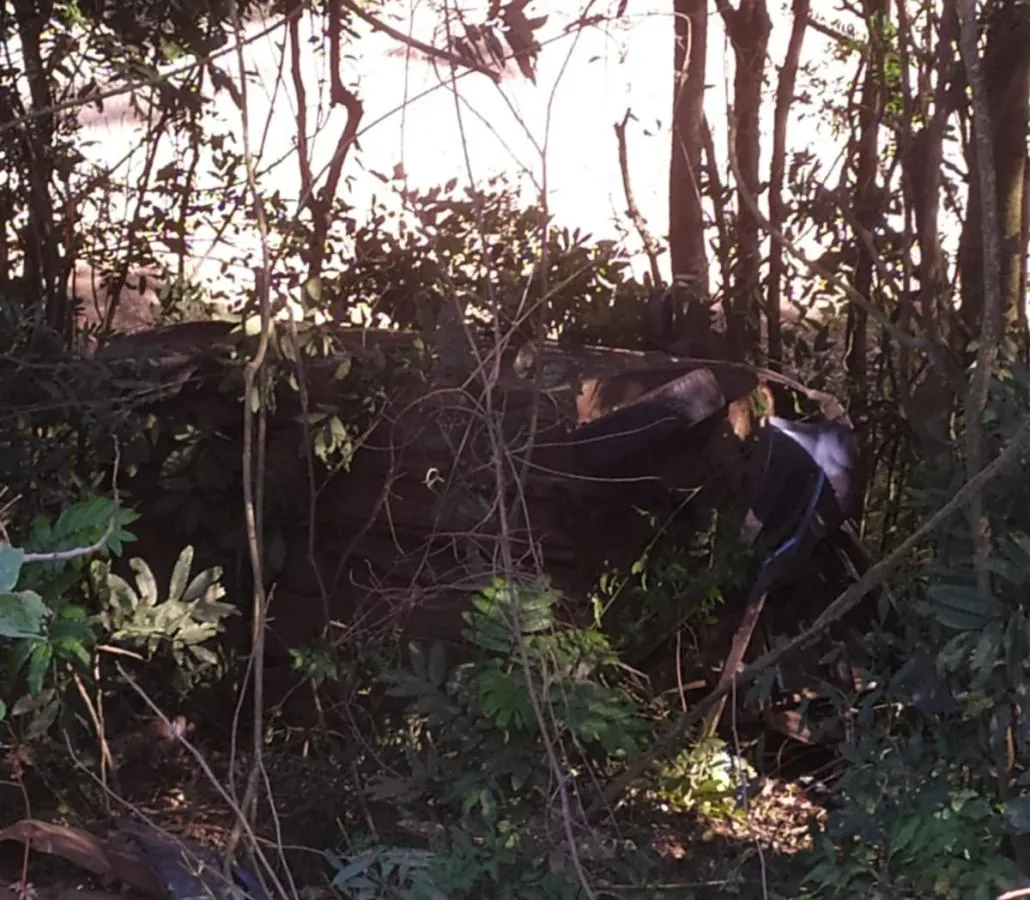 Mulher fica ferida após carro sair da pista e cair em ribanceira no interior de Herval d’Oeste