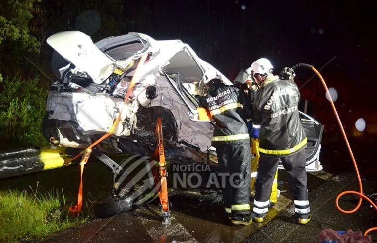 Colisão entre veículos na BR-282 mata quatro jovens
