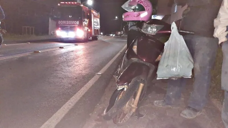 Mulher fica ferida em acidente entre carro e moto em Capinzal