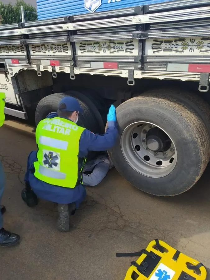 Mecânico morre esmagado por rodado de caminhão