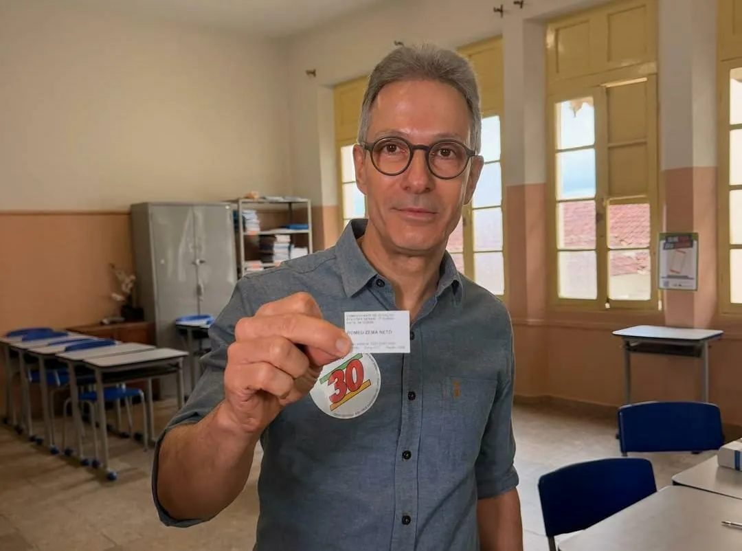TRE-MG vai apurar entrada de Romeu Zema com celular na cabine de votação