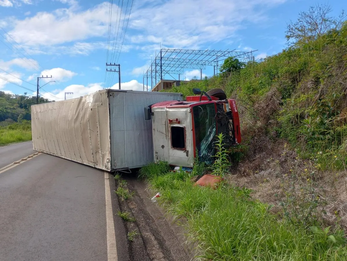 Caminhão fica sem freio e tomba no acesso Egídio Pozzobom em Herval d’Oeste