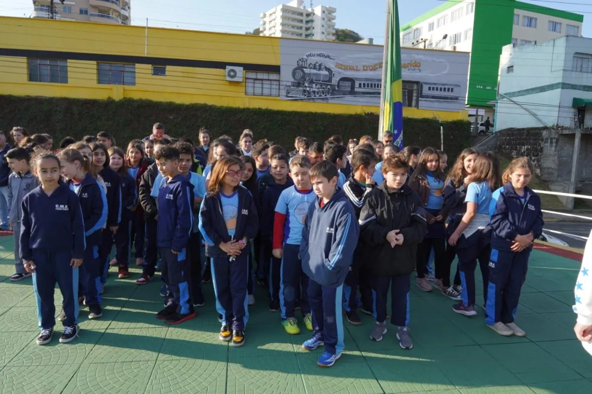Alunos de Herval d’Oeste iniciam a semana com momento cívico