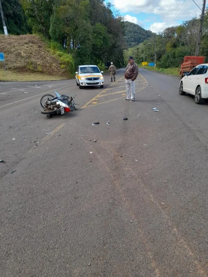 Motociclista fica ferida após colisão contra caminhão em Luzerna