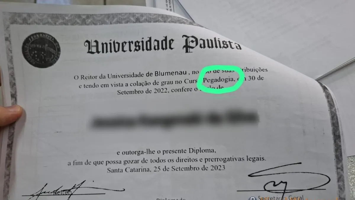 Exclusivo: Professora apresenta diploma falso com formação em “PeGaDogia” para lecionar em Herval d’Oeste