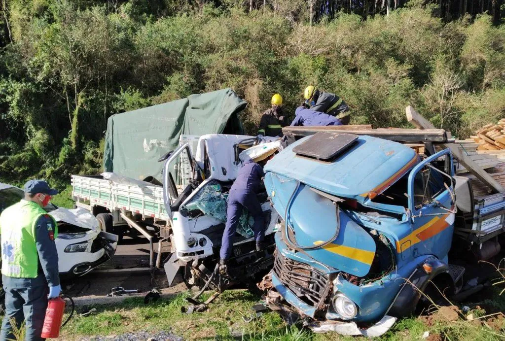 Grave acidente na BR-282 deixa feridos e provoca morte de uma pessoa
